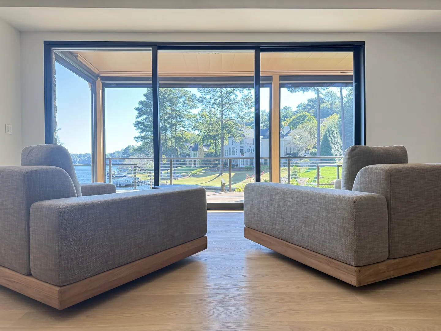 Lakefront Living Chamber & Panoramic Glazing